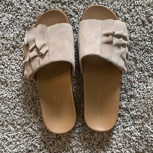 Vionic Roni ruffled slide sandal